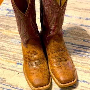 Womens Ariat boots size 9, like new.